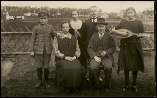 Familienporträt im Freien mit Mandoline Gruppenfoto vor Häusern und Feld 1925