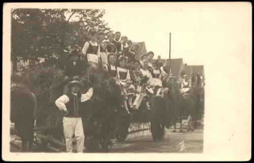 Festumzug geschmücktem Heuwagen Trachtengruppe Mädchen Heuwagen 1925 Privatfoto