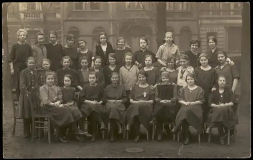 Gruppenbild einer Mädchenklasse oder Frauengruppe 1925 Privatfoto