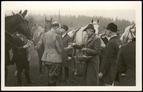 Jagdgesellschaft mit Pferden im Freien, Reitsport Soldat 1940 Privatfoto