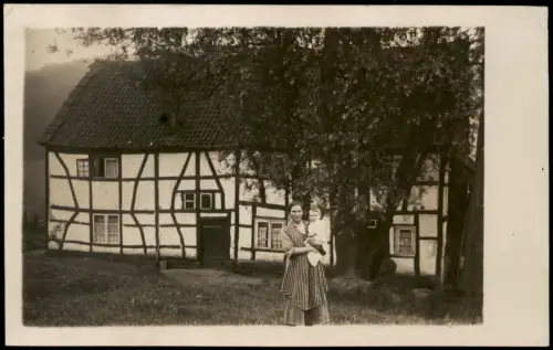 Foto  Fachwerkhaus mit Frau und Kind 1930 Privatfoto