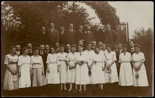 Große Personengruppe im   Frauen in weißen kleidern  Fastnacht 1915 Privatfoto