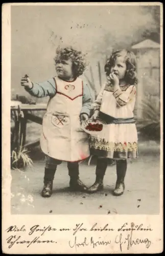 Ansichtskarte  Zwei Mädchen mit Beerenschale beim Naschen 1905