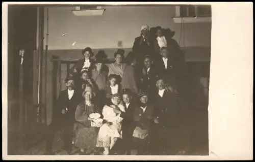 Gruppenaufnahme einer Karneval Fasching Kostüme 1930 Privatfoto