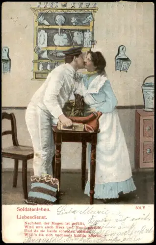 Soldatenleben - Liebesdienst: Küssendes Paar in der Küche 1908