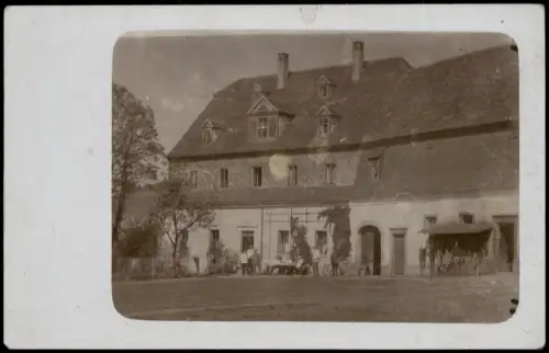 Ansichtskarte  Ländliches Anwesen mit Personengruppe und Fahrrädern 1910