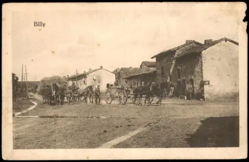 Billy-sous-Mangiennes Dorfstraße mit pferdebespannten Fuhrwerken  Soldaten 1916