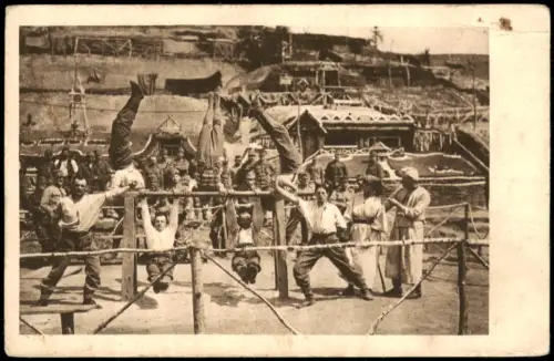 Foto  Soldaten beim Turnen am Reck im Feldlager 1915 Privatfoto