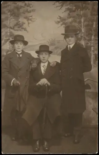 Ansichtskarte  Atelieraufnahme von drei jungen Männern 1915