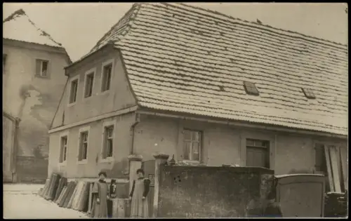 Foto  Wohnhaus mit zwei Frauen vor dem Tor 1911 Privatfoto