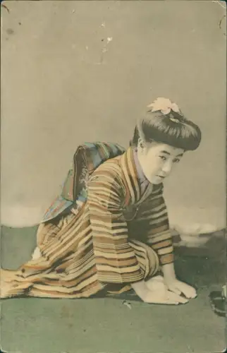 Japan Japan Nippon 日本 Kniefall Mädchen gestreifter Kimono Musubi 1909