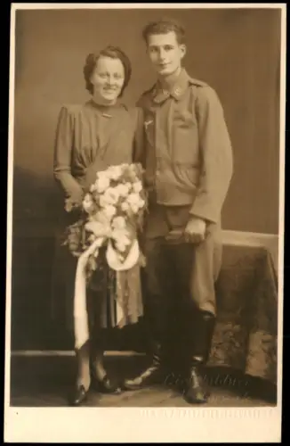 Atelier-Porträt eines Paares oder Mutter mit Jungen Wehrmachtssoldat 1942