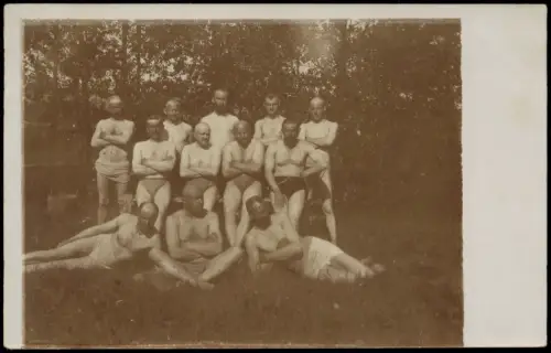 Foto  Gruppe badender Männer am Badeplatz 1920 Privatfoto