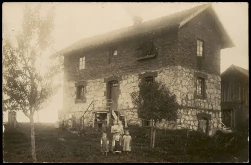 Familie vor zweistöckigem Wohnhaus mit Steinfassade 1915 Privatfoto