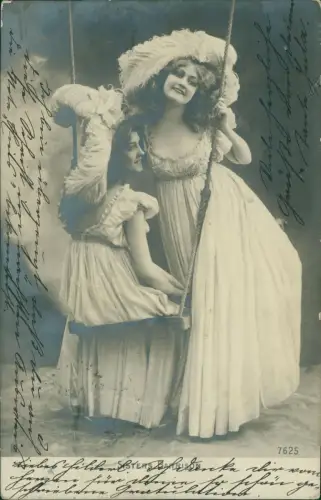 Schöne Frauen Schwestern auf Schaukel Kleider Federschmuck Fotokunst 1904