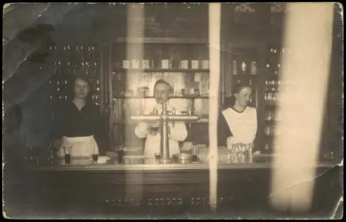 Gaststätte Personal Tresen, Ausgeschänkte Getränke auf der Bar 1930 Privatfoto