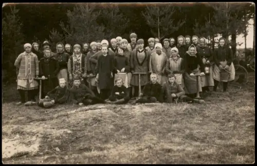 Gruppe von Erntehelfern Frauen und Kinder bei der Feldarbeit 1920 Privatfoto