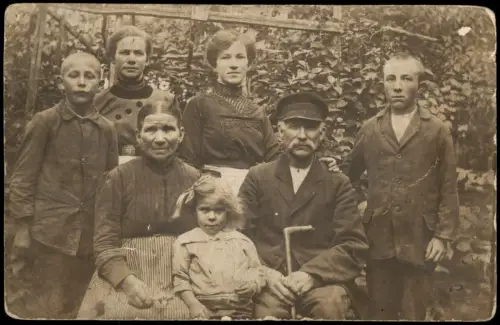 Foto  Mehrgenerationen-Familienporträt im Garten 1906 Privatfoto