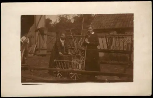 Foto  Zwei Frauen mit Handwagen auf einem Bauernhof 1918 Privatfoto