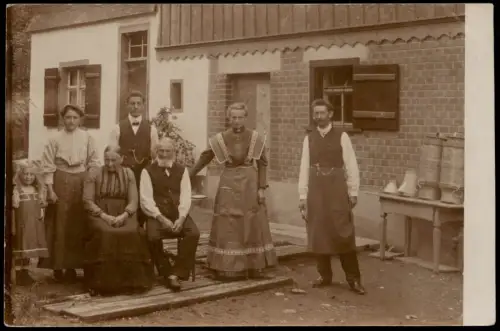 Mehrgenerationenfamilie vor Bauernhaus mit Milchkannen 1910 Privatfoto