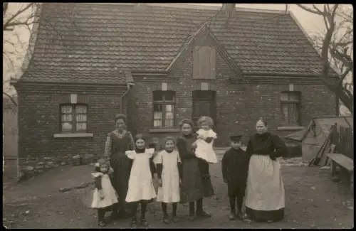 Foto  Großfamilie vor Backsteinhaus 1915 Privatfoto