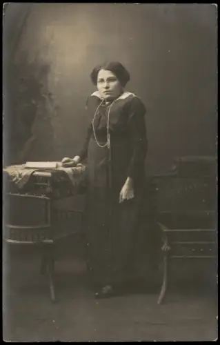 Studio-Porträt einer Frau an einem Korbtisch und kurzem Hals 1915 Privatfoto