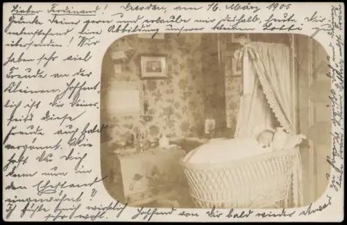 Säugling in prunkvoller Wiege Stubenwagen im Wohnzimmer 1905 Privatfoto