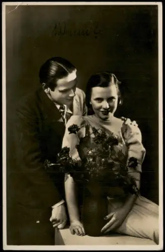 Atelieraufnahme jungen Paares Blumenstrauß, lächelnde Frau Mann Schulter 1942