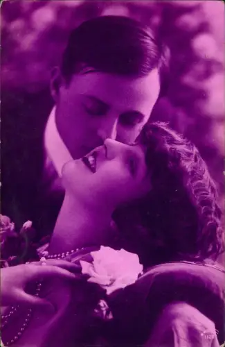 Ansichtskarte  Liebe Liebespaar Love Mann küsst Frau am Hals Italia 1929
