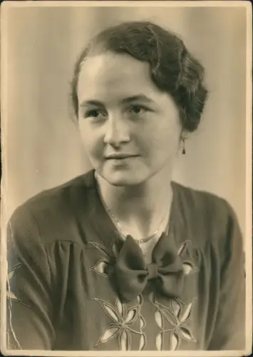 Foto  Porträt einer jungen Frau, Schleifenkleid 1937 Privatfoto