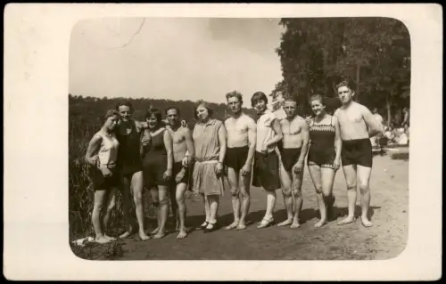 Foto  Gruppe in Bademode am Seeufer 1930 Privatfoto
