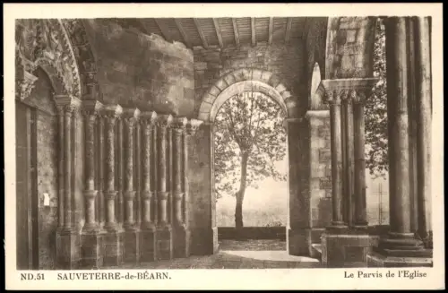 CPA Sauveterre-de-Béarn Le Parvis de l'Eglise 1935
