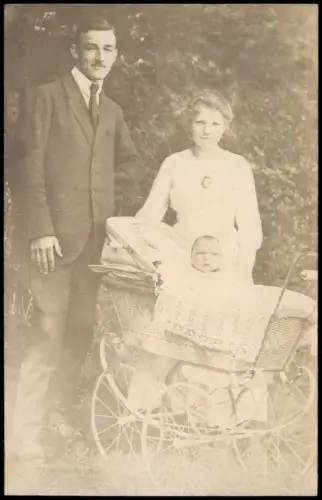 Foto  Junge Familie mit Baby im Weiden-Kinderwagen 1915 Privatfoto