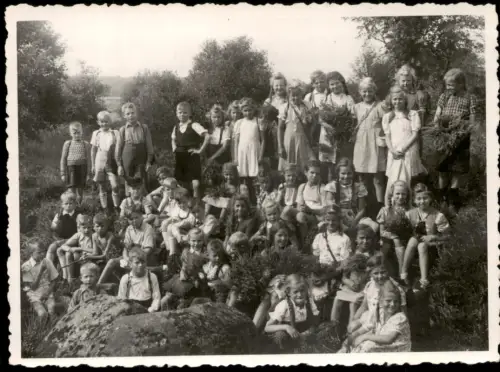 Foto  Kindergruppe bei Hünengräbern 1949 Privatfoto