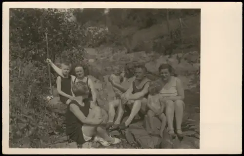 Foto  Gruppe in Badekleidung am felsigen Flussufer 1930 Privatfoto