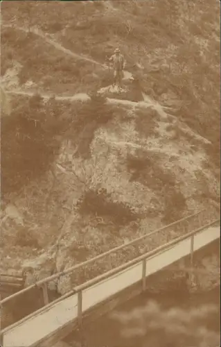 Berndorf (NÖ) Holzbrücke über eine Schlucht mit Wanderer 1910 Privatfoto
