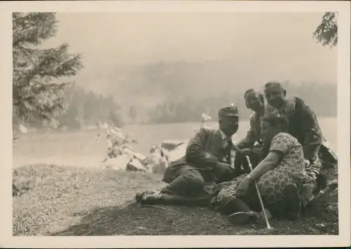 Ansichtskarte  Ausflugsgruppe am Bergsee, Wandern, Paare 1930