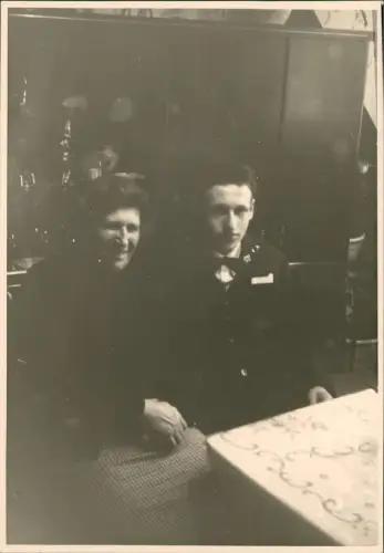 Porträt einer Frau und eines jungen Mannes im Anzug am Tisch 1930 Privatfoto