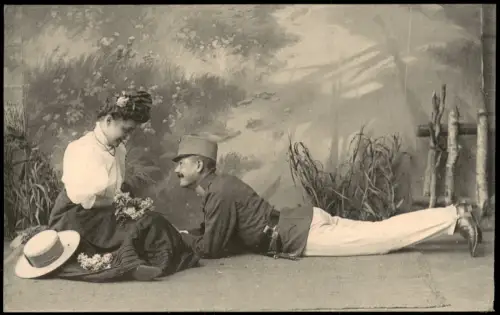 Ansichtskarte  Künstlerkarte - Militär Soldat liegt vor seiner Liebsten 1910