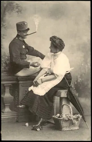 Künstlerkarte - Militär rauchender Soldat und seine Liebste 1910