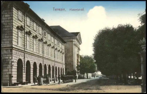 Postcard Theresienstadt Terezín Hlaonistráž. Straße und Kaserne 1911