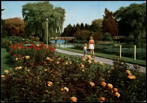 Ansichtskarte Uetersen Parkanlagen Frau mit Kind am Rosarium 1965