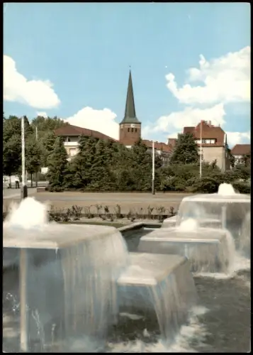 Ansichtskarte Uelzen Ortsansicht, Wasserspiele, Brunnen am Kreishaus 1965
