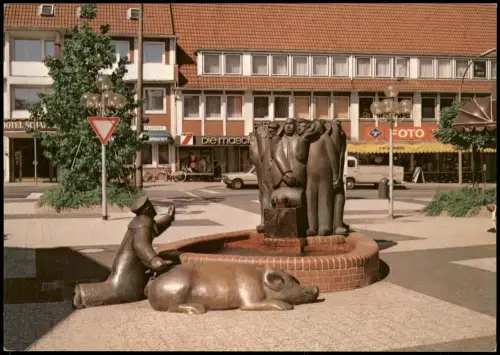 Ansichtskarte Cloppenburg Eberborgbrunnen, dahinter div. Geschäfte 1980
