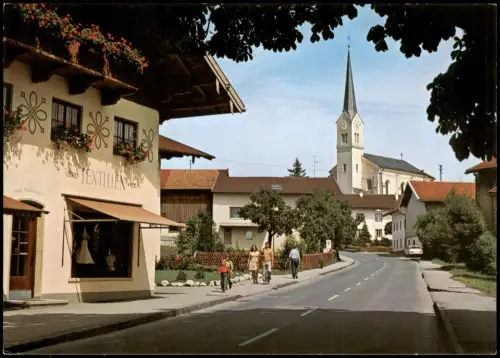 Ansichtskarte Chieming Ortsansicht, Textilien-Geschäft, Leute 1975
