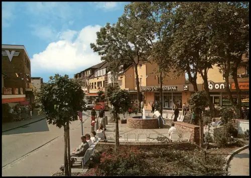 Büsum Stadtteilansicht, Brunnenplatz belebt, Bank Geschäfte 1975