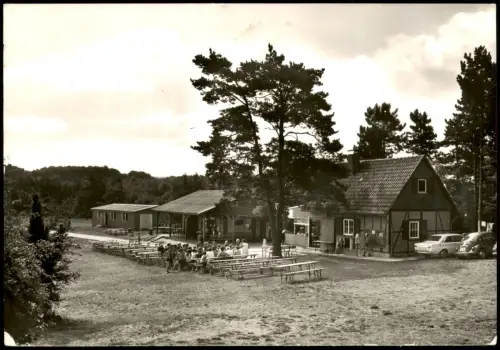 Dahlenrode Rosdorf Jugend-Zeltlagerplatz  Außensitz, Autos u.a. VW Käfer 1973