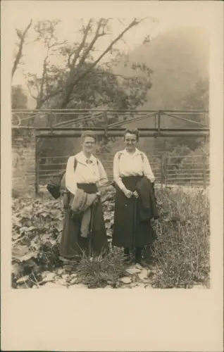 Zwei Wanderinnen vor einer Holzbrücke, PfingstfahrThüringen 1922 Privatfoto