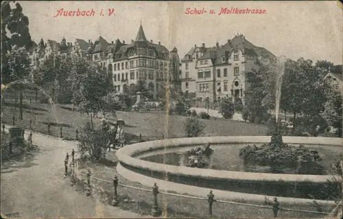 Auerbach (Vogtland) Schul- und Moltkestraße mit Springbrunnen 1911