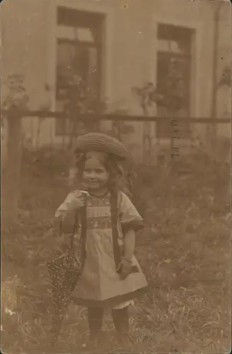 Foto  Mädchen mit Hut und Regenschirm im Garten 1910 Privatfoto